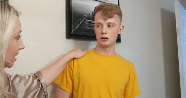 El hijastro intenta follar con su mamá